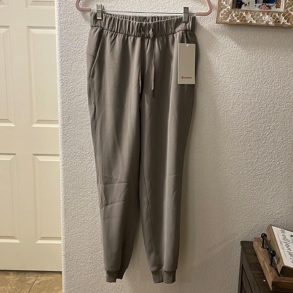 Lululemon on the fly joggers size 4